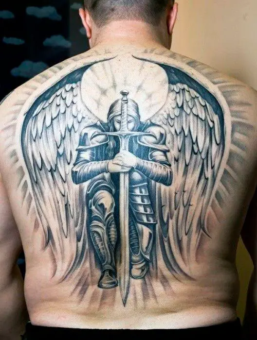 Tatuagens nas costas masculinas de anjo da guarda