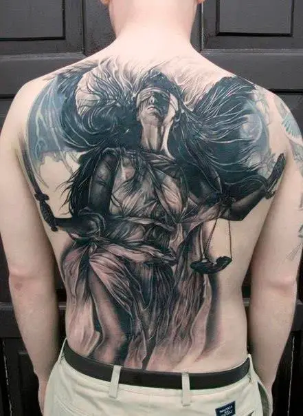 Tatuagem nas costas masculinas da justiça