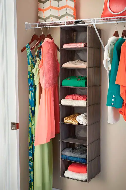 Crie espaço extra dentro do guarda roupa para arrumar o quarto