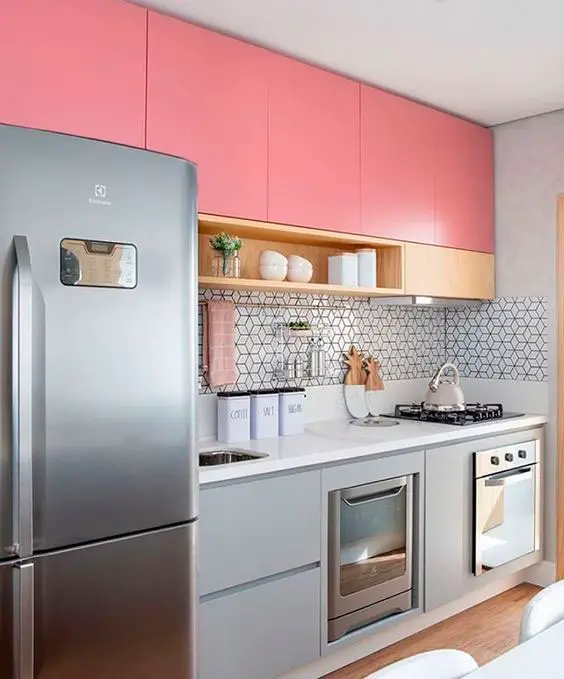 Cozinha planejada nas cores rosa e cinza