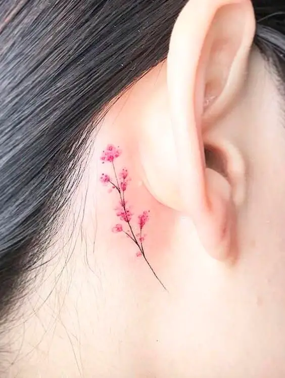 Tatuagem delicada atrás da orelha