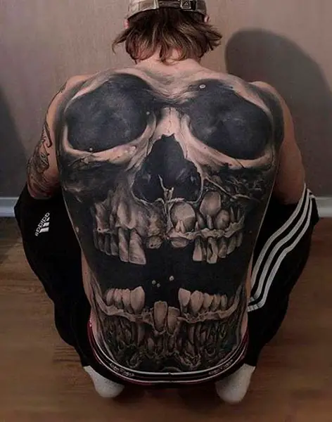 Tatuagem nas costas inteira de caveira masculina