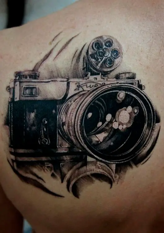 Tatuagem masculina de máquina fotográfica nas costas