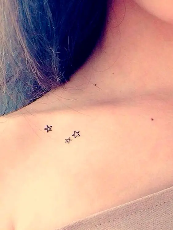 Tatuagem delicada para mulher de estrelas