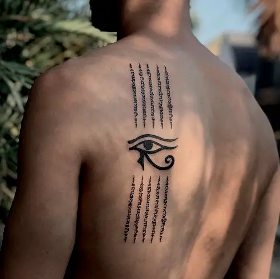 Tatuagem delicada nas costas com Olho de Horus