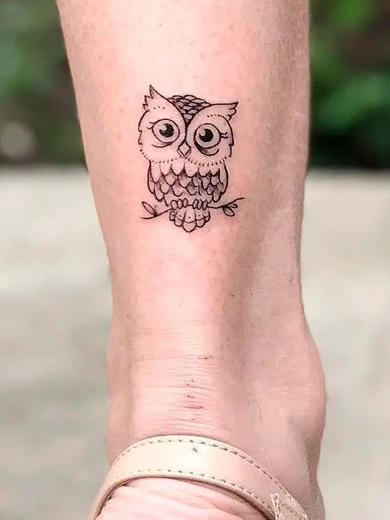 Tatuagem de coruja delicada na perna