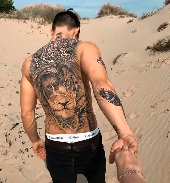 Tatuagens de leão nas costas