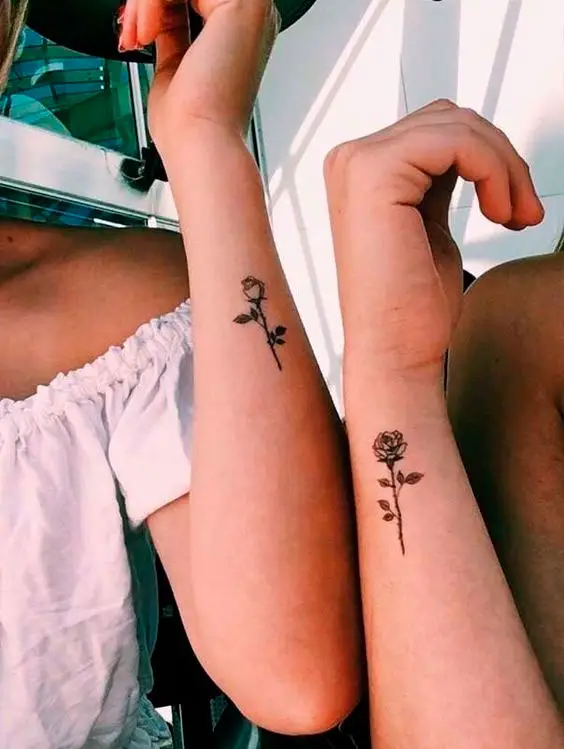 Tatuagens de rosas delicadas para irmãs