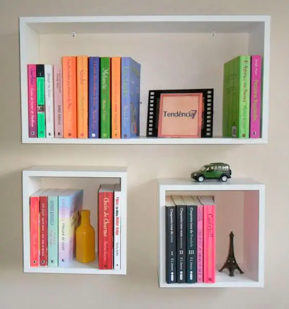 Use nichos para livros e objetos na arrumação do quarto