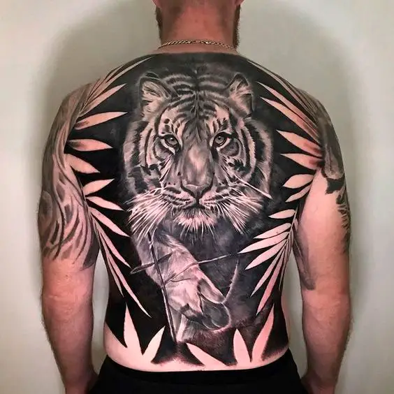 Tatuagem de tigre nas costas masculina
