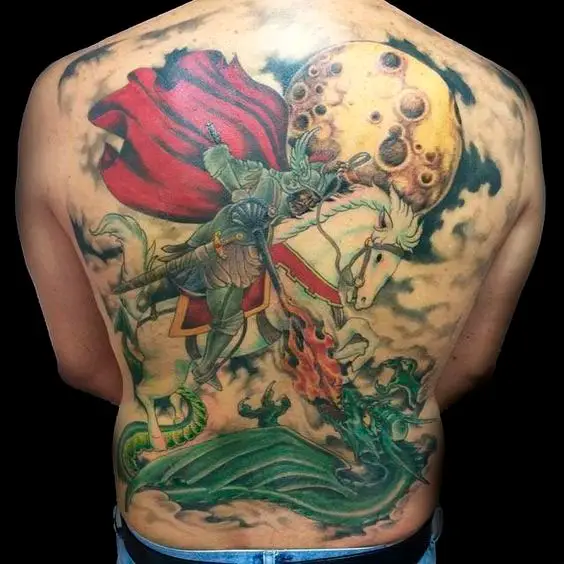Tatuagem masculina nas costas de São Jorge colorida