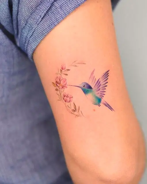 Tatuagem no braço delicada de beija-flor