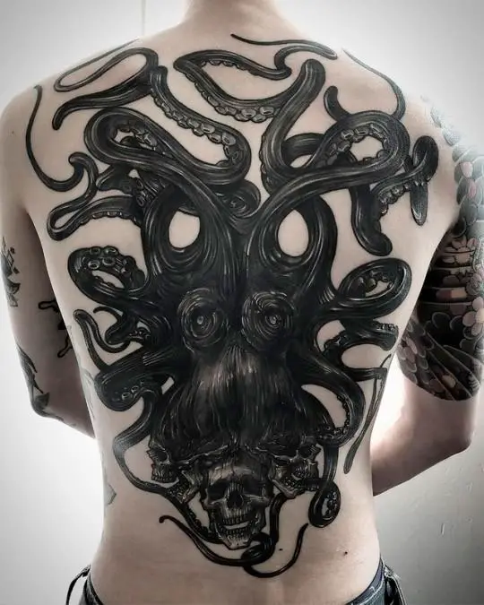 Tatuagem de polvo nas costas masculina