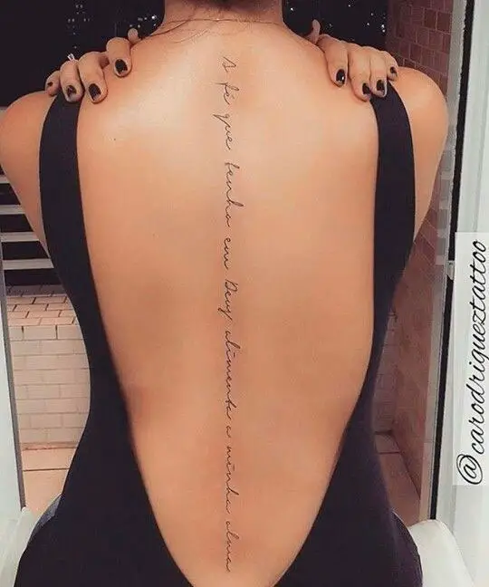 Tatuagem delicada para mulher na coluna