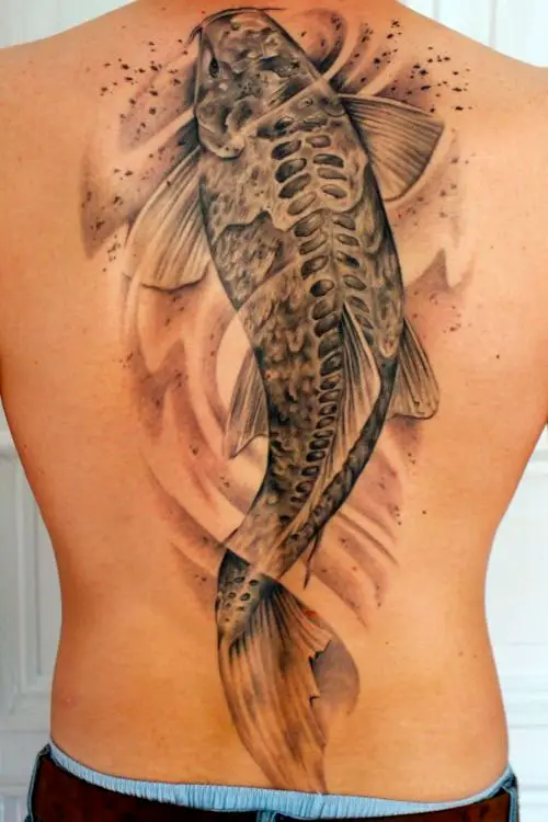 Tatuagem de peixe masculina nas costas
