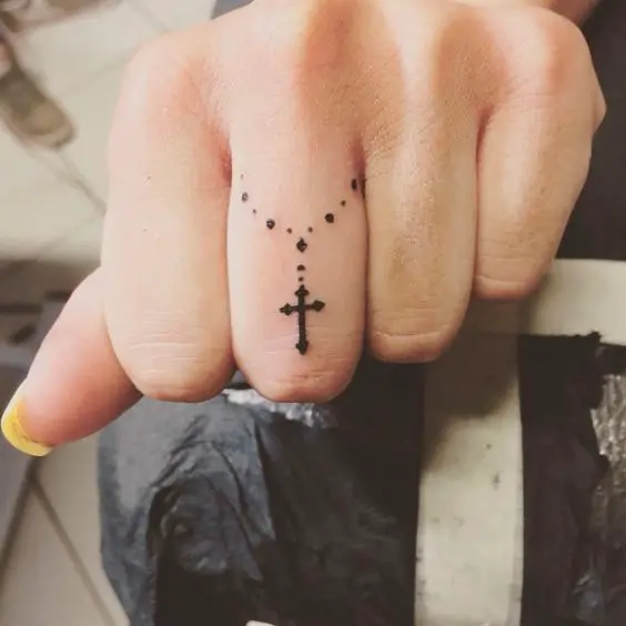 Tatuagem delicada para mulher religiosa