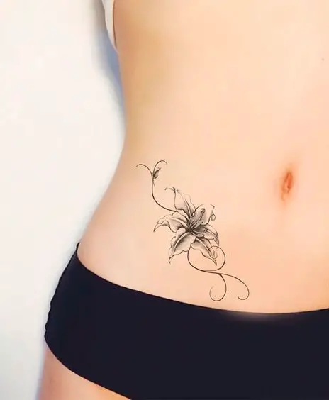 Tatuagem delicada na barriga para mulher