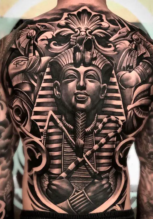 Tatuagem egípcia masculina nas costas
