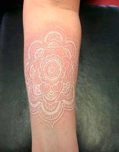 Tatuagem no braço feminino delicada branca