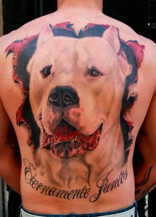 Tatuagem nas costas homenagenando o cachorro