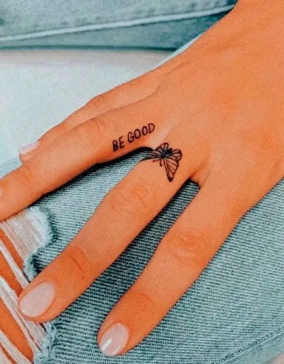 Tatuagem delicada no dedo