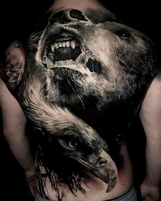 Tatuagens nas costas masculinas com urso e águia