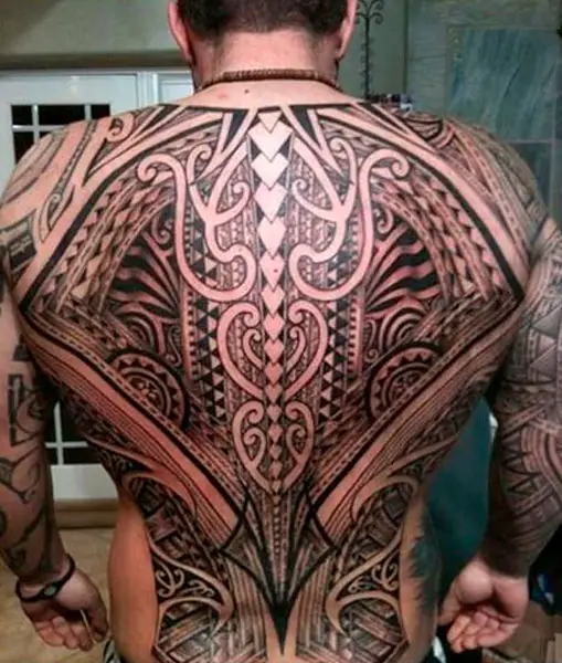 Tatuagem masculina nas costas Tribal