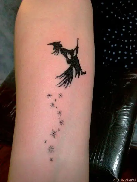 Tatuagem de bruxa delicada para mulher