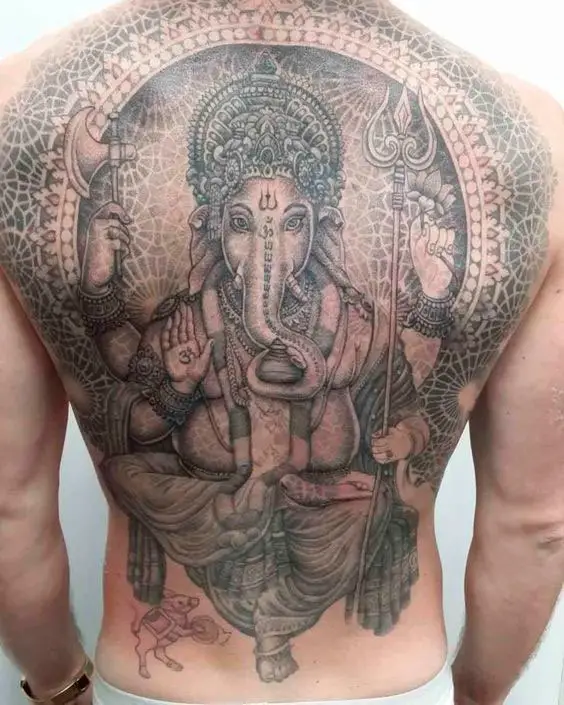 Tatuagem de deusa hindu nas costas