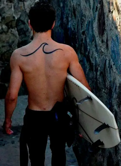 Tatuagem de onda nas costas masculina