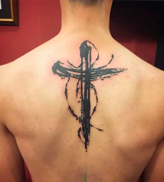 Tatuagem de cruz masculina nas costas