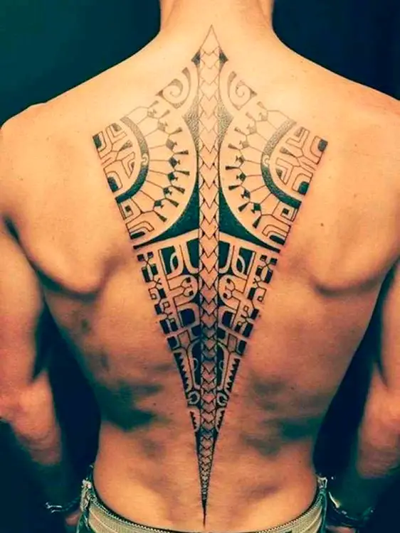 Tatuagem nas costas masculina Maori