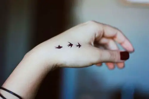 Tatuagem delicada na mão
