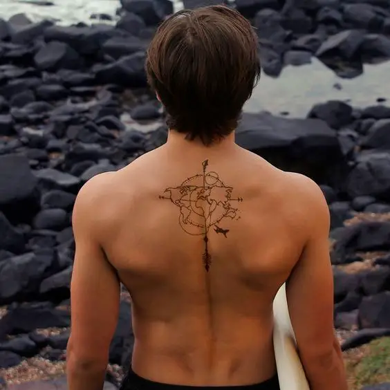 Tatuagem masculina nas costas com mapa