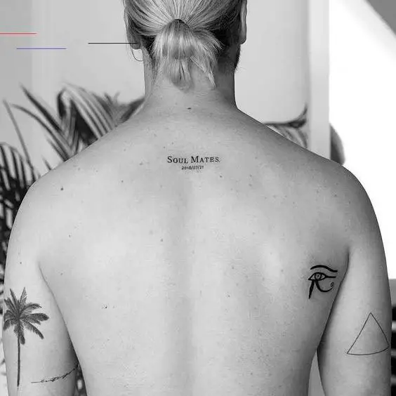 Tatuagens pequenas masculinas nas costas