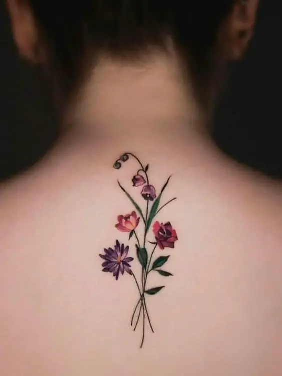 Tatuagem de flores delicadas nas costas
