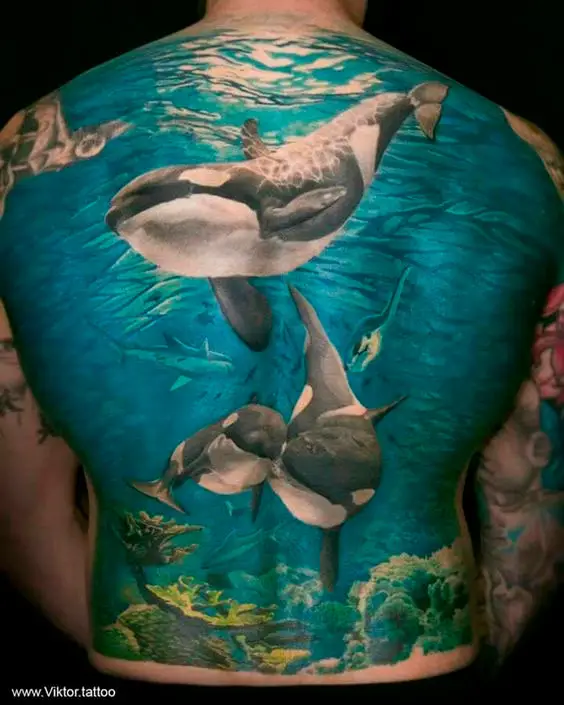 Tatuagem fundo do mar nas costas masculina