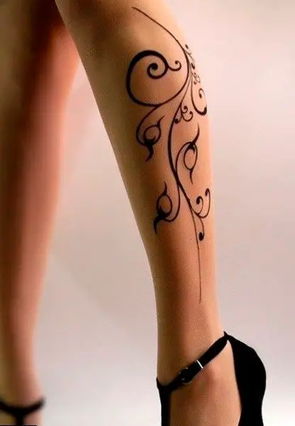 Tatuagem na perna de mulher tribal