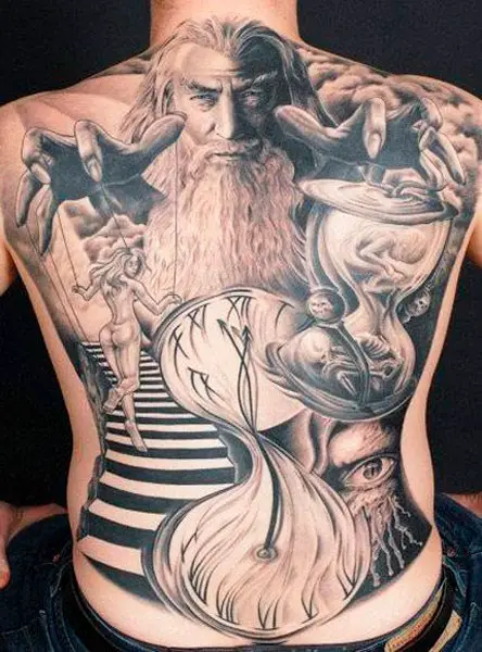 Tatuagem do mago nas costas masculina