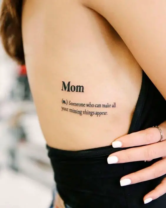 Tatuagem na costela delicada mãe