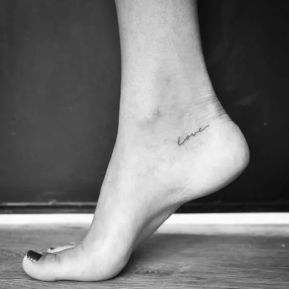 Tatuagem delicada no tornozelo