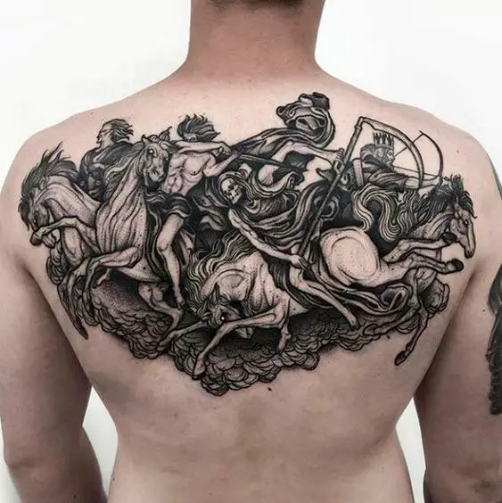 Tatuagem nas costas para homens de batalha