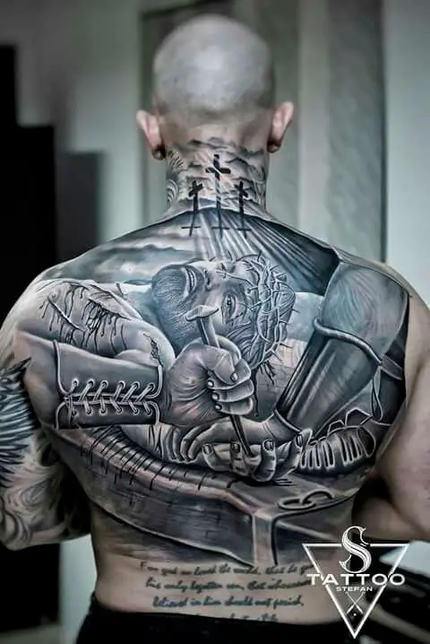 Tatuagem religiosa nas costas masculina