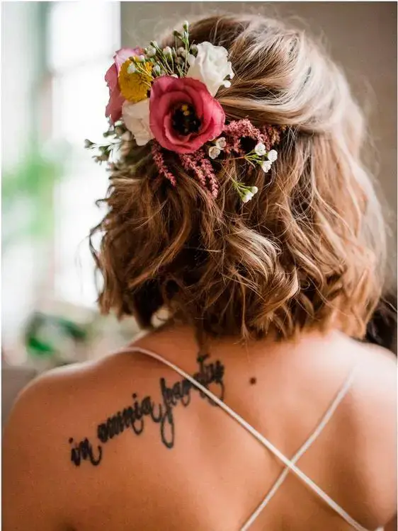Penteado semipreso com flores para casamento