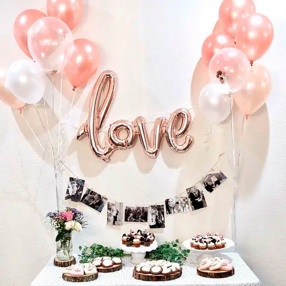 Festa de noivado com balões e uma decoração clean