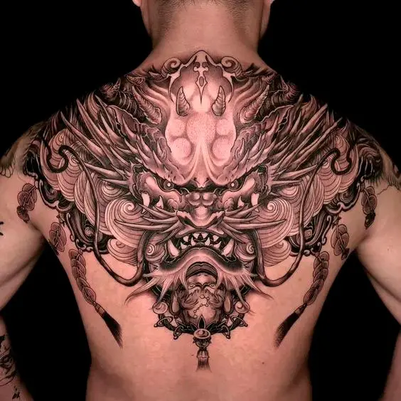 Tatuagem de dragão nas costas