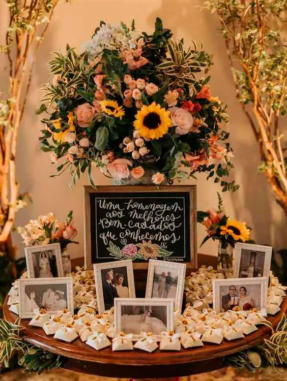Use fotos de família na decoração da festa de noivado