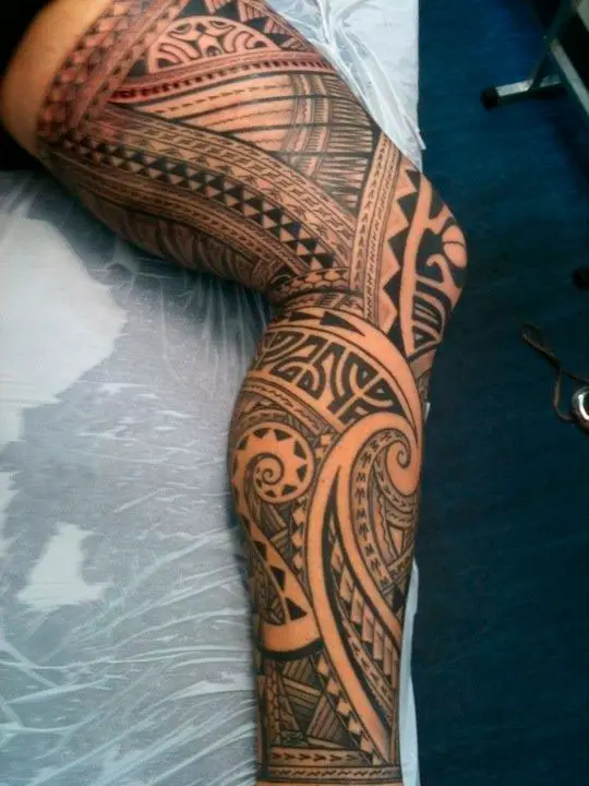 Tatuagem de tribal perna fechada