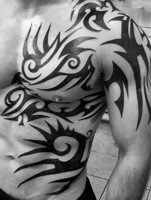 Tatuagem masculina tribal no troco e braço