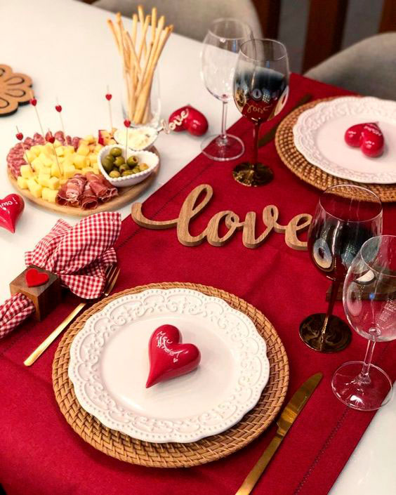 Capriche nos detalhes românticos para decorar a mesa de jantar